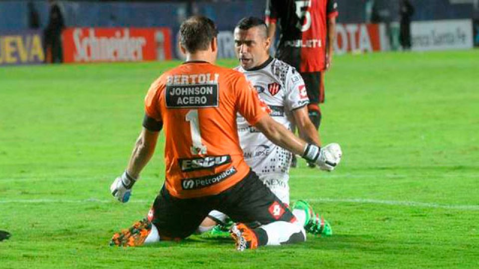 Telechea y Bértoli, en el festejo del empate ante Colón. Telechea y Bértoli, en el festejo del empate ante Colón.