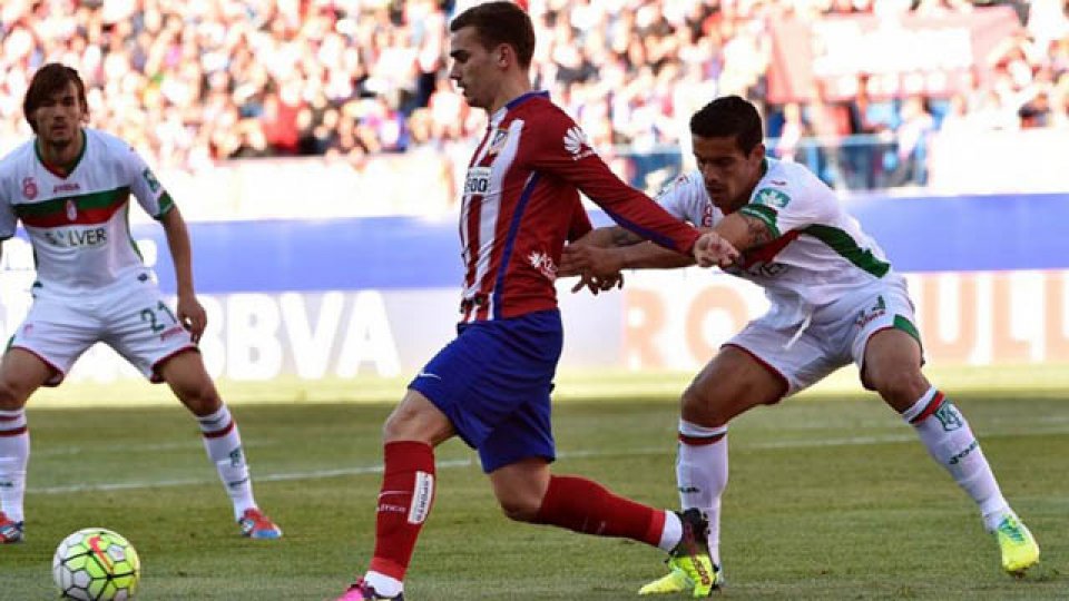El Colchonero goleó al Granada y alcanzó al Barsa en la cima de la Liga.