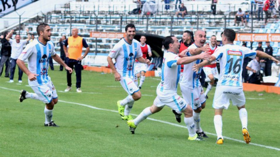 El Lobo ganó en su estadio y acecha al puntero Talleres.