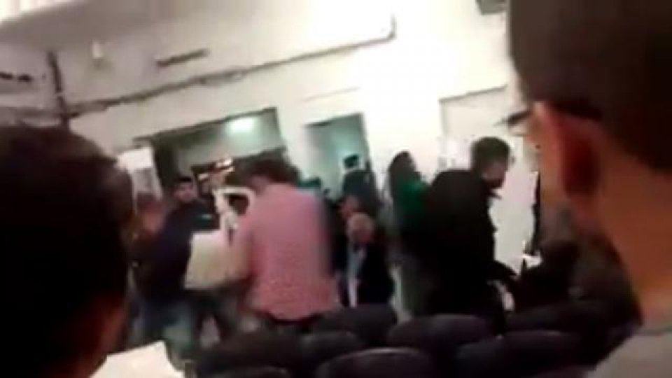 Lamentable: la discusi&oacute;n en la Comuna 4 termin&oacute; a los sillazos y trompadas.