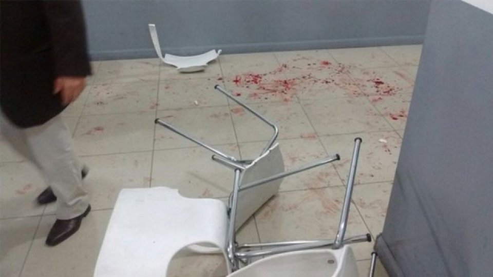 Lamentable: la discusi&oacute;n en la Comuna 4 termin&oacute; a los sillazos y trompadas.