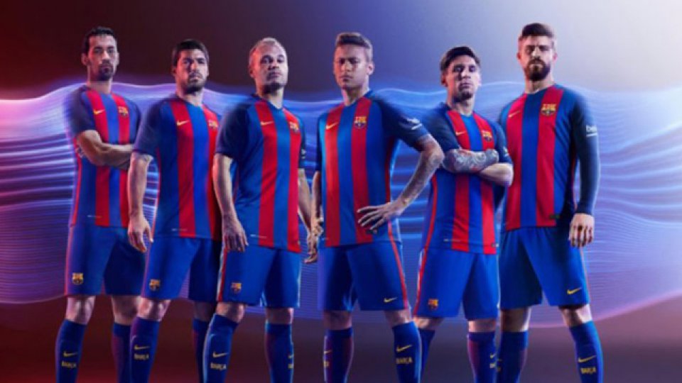 La Pulga, Neymar, Suárez, Busquets, Iniesta y Piqué lucen la nueva camiseta.