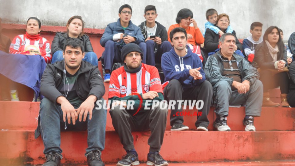 Los fanáticos del Rojiblanco se dieron cita en el Mutio acompañando al equipo