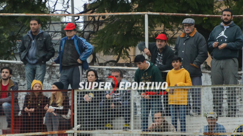 Los fanáticos del Rojiblanco se dieron cita en el Mutio acompañando al equipo
