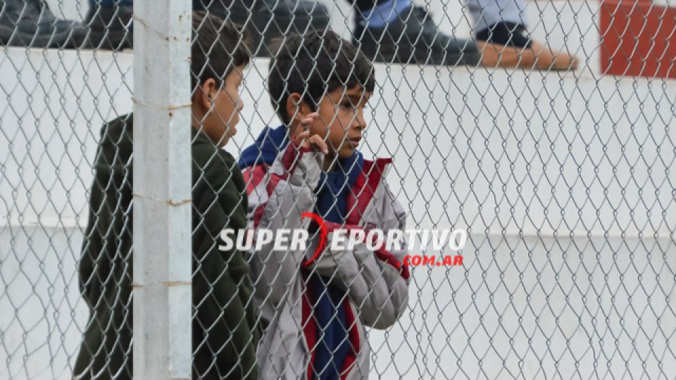 Los fanáticos del Rojiblanco se dieron cita en el Mutio acompañando al equipo