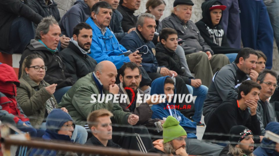 Los fanáticos del Rojiblanco se dieron cita en el Mutio acompañando al equipo