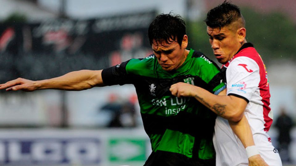 Chacarita ganó en San Luis y postergó el ascenso de Talleres.