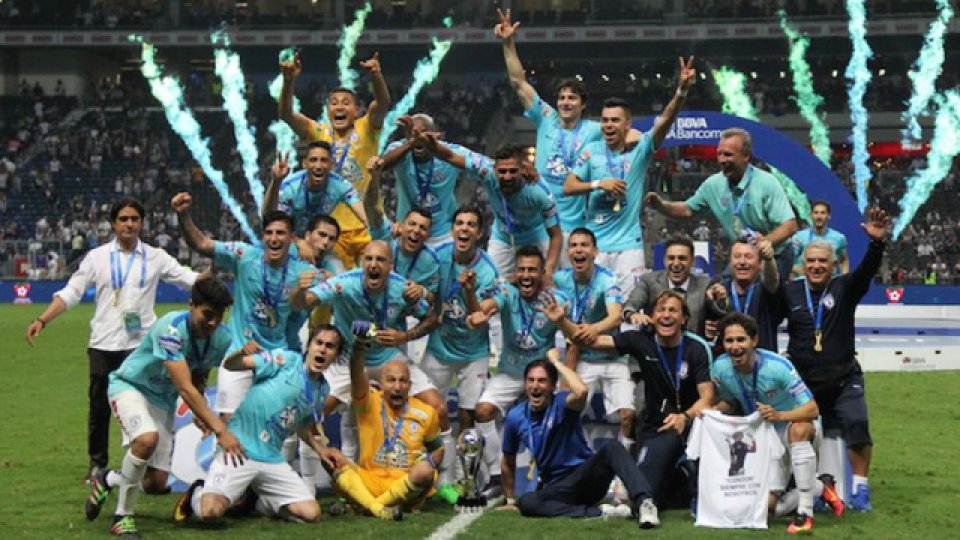 Los Tuzos festejan la obtención del Torneo Clausura 2016 de la Liga MX.
