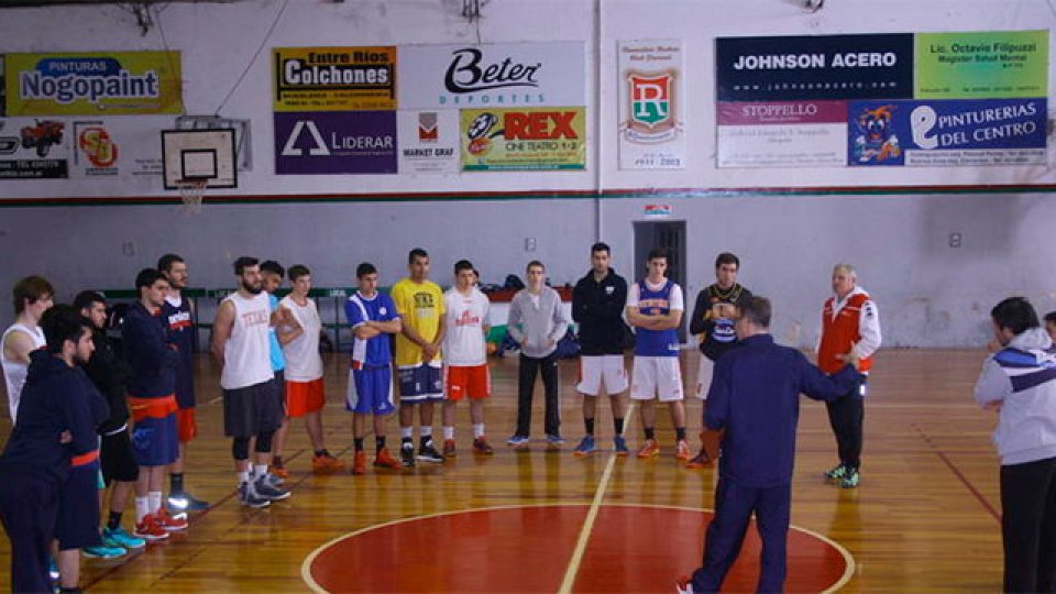 El DT Juan José Siemienczuk inició la preparación.