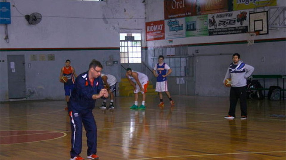 El DT Juan José Siemienczuk inició la preparación.