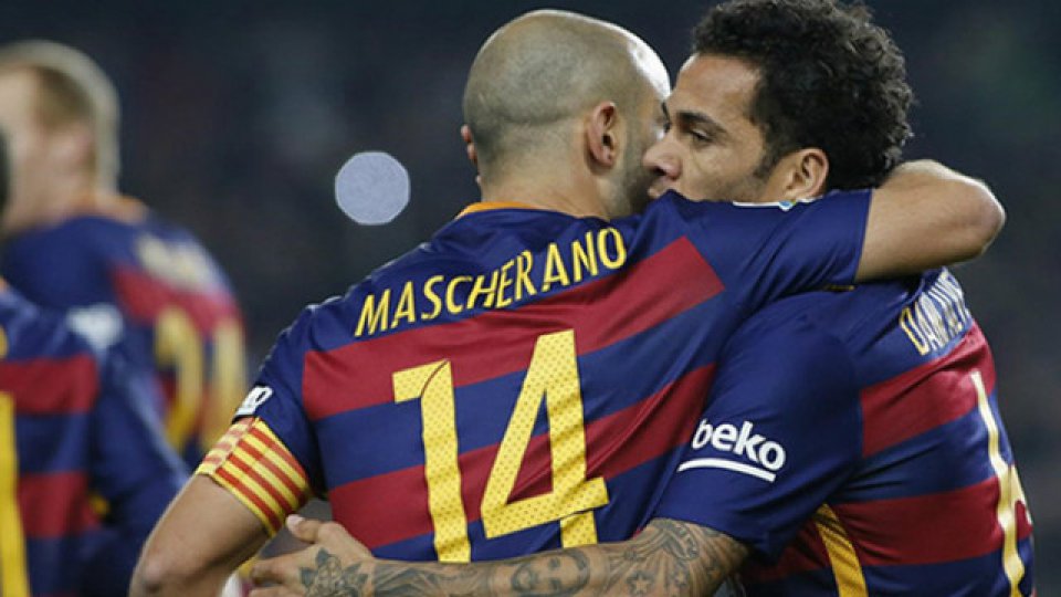 Uno que sigue, Mascherano; y otro que se va, Dani Alves.