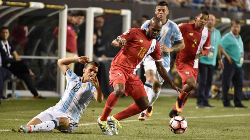 Argentina goleó a Panamá y pasó a cuartos.