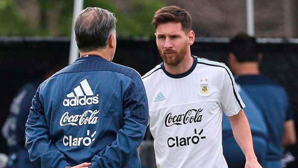 Martino afirmó que Messi podría ir de titular ante Bolivia.