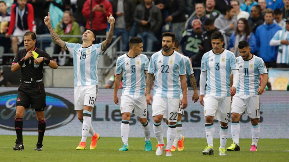 Víctor Cuesta debutó en la red con la Selección.