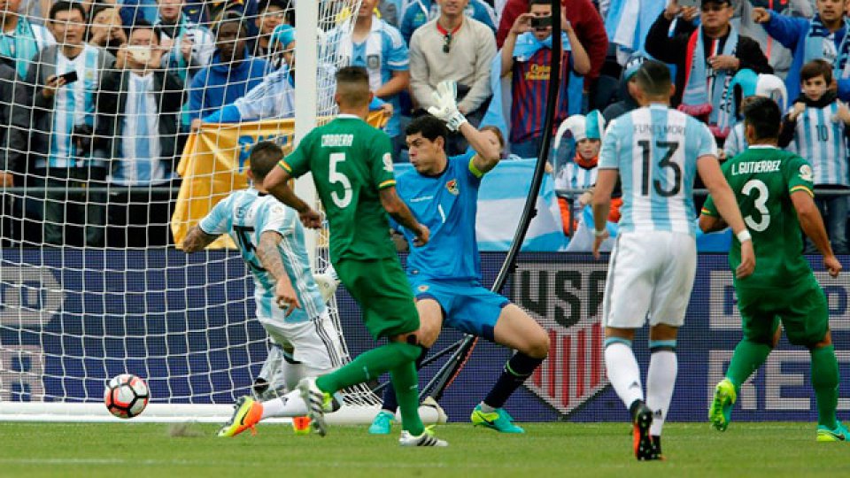 Víctor Cuesta debutó en la red con la Selección.
