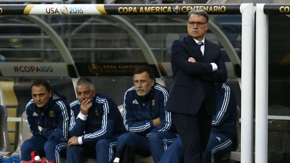 AFA recibió una demanda millonaria del cuerpo técnico de Gerardo Martino.