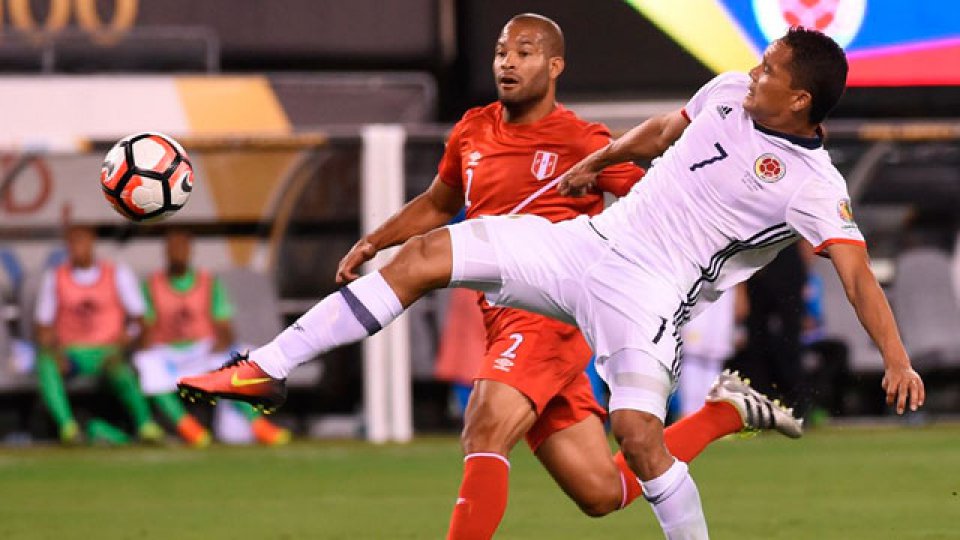 Colombia festejó ante Perú en los penales y se metió en semis.