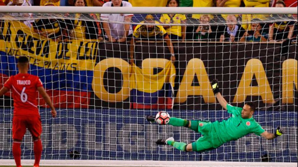 Colombia festejó ante Perú en los penales y se metió en semis.