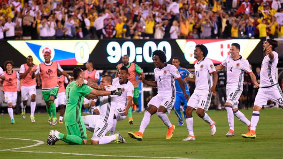 Colombia festejó ante Perú en los penales y se metió en semis.