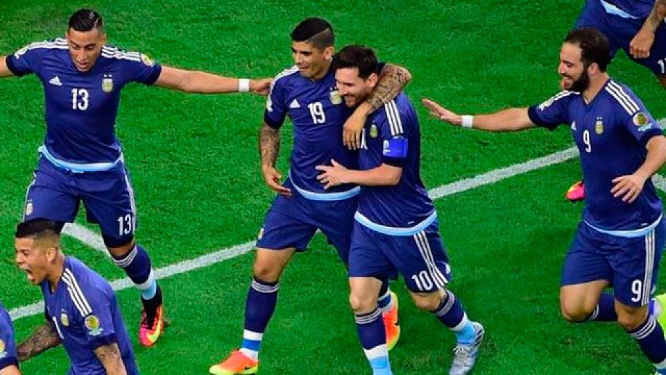 Messi la clavó al ángulo y es el máximo goleador de la historia de la Selección.