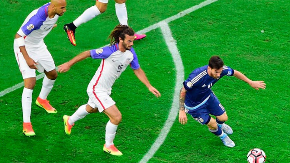 Messi la clavó al ángulo y es el máximo goleador de la historia de la Selección.