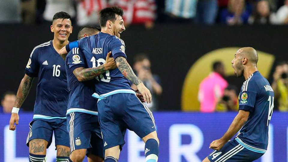 Messi la clavó al ángulo y es el máximo goleador de la historia de la Selección.