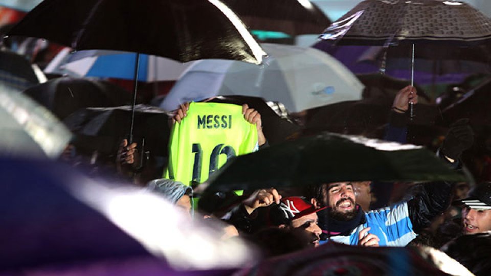 Los hinchas pidieron bajo la lluvia que Messi no se vaya.