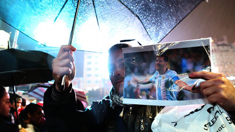 Los hinchas pidieron bajo la lluvia que Messi no se vaya.