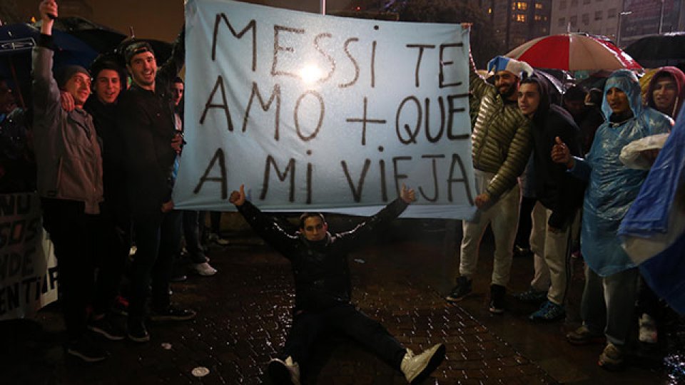 Los hinchas pidieron bajo la lluvia que Messi no se vaya.