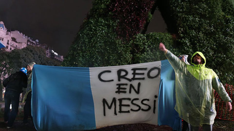 Los hinchas pidieron bajo la lluvia que Messi no se vaya.
