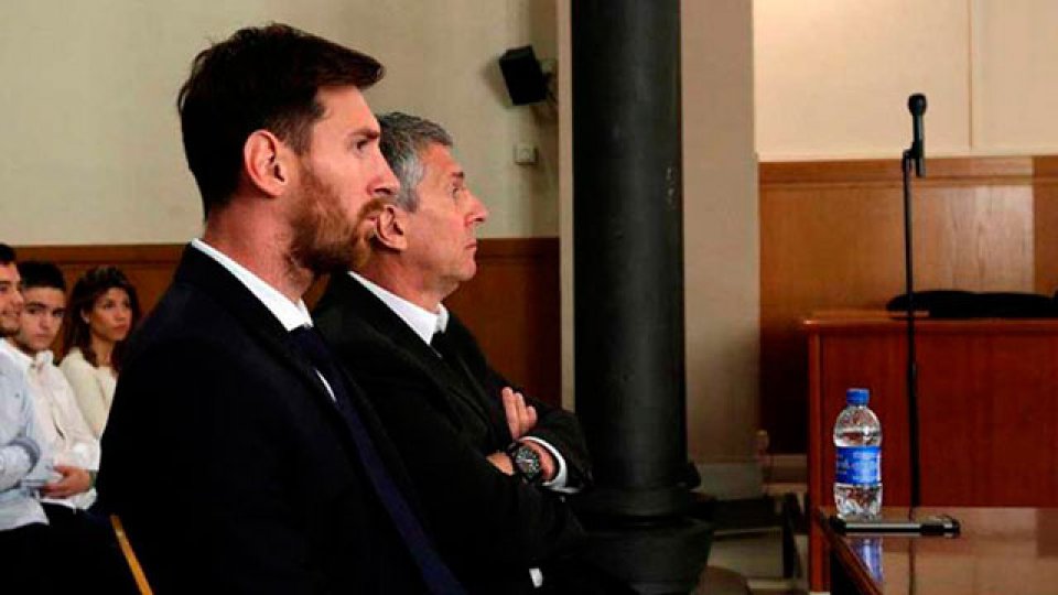 Messi y su padre, condenados a 21 meses de c&aacute;rcel.