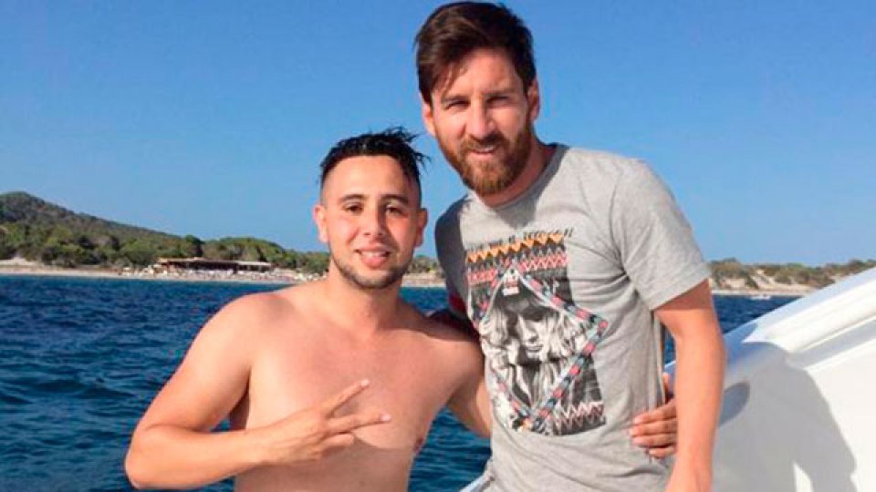 La foto del fan&aacute;tico y de Leo Messi.