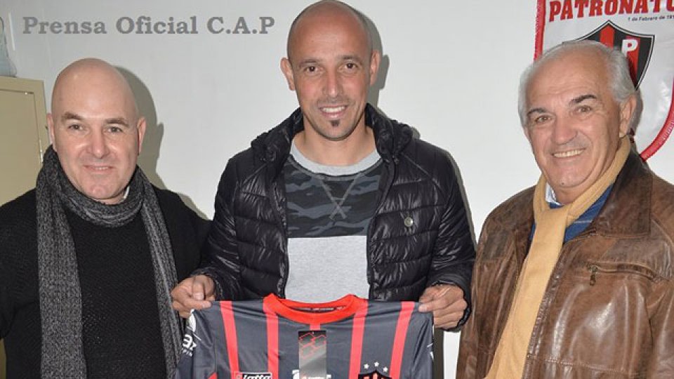 Renzo Vera firmó su contrato con Patronato.