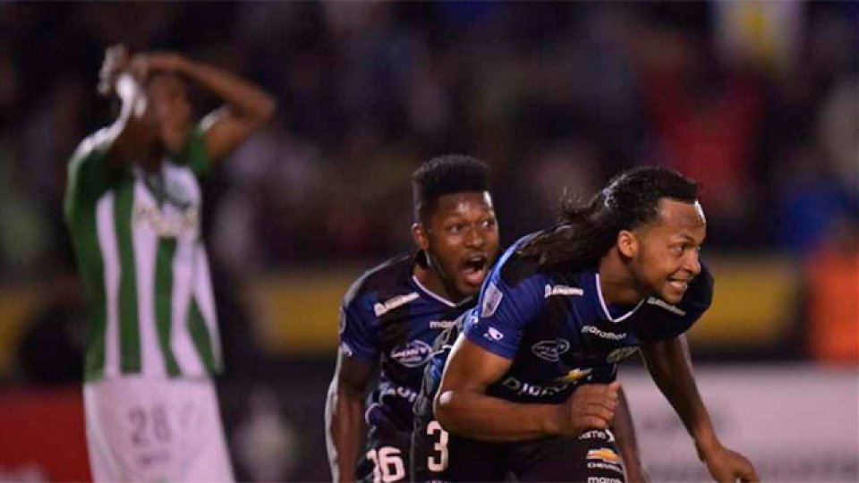 En Quito, el conjunto ecuatoriano igualó 1-1 por un gol agónico de Arturo Mina.