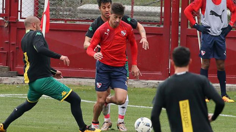 El Rojo no pudo en cancha frente al Tiburón y perdió por la mínima. El Rojo no pudo en cancha frente al Tiburón y perdió por la mínima.