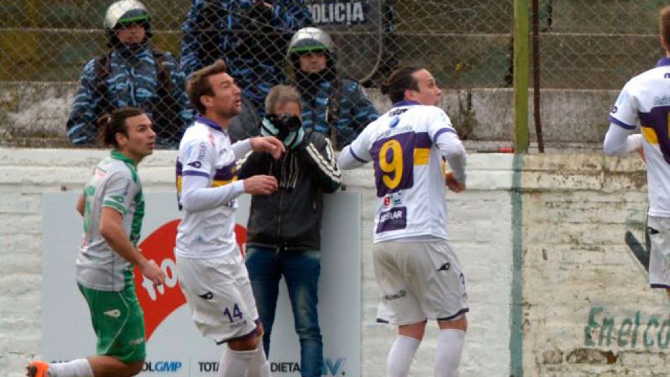 Los incidentes en la final entre Bella Vista y Tiro. (Foto: La Nueva Provincia)