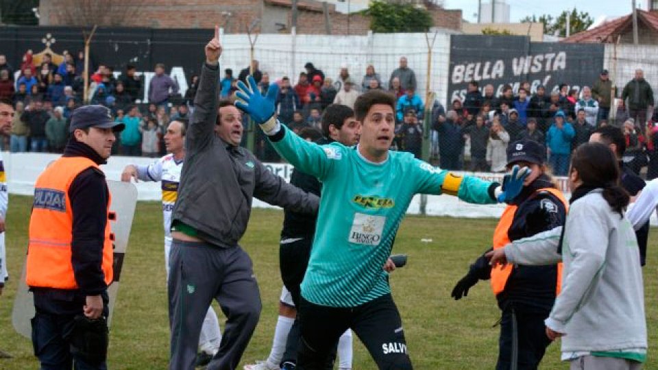 Los incidentes en la final entre Bella Vista y Tiro. (Foto: La Nueva Provincia)