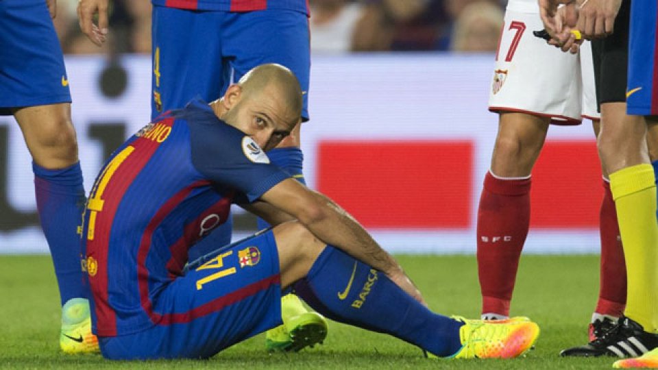 Masche se lamenta en el césped del Camp Nou durante el choque ante Sevilla.