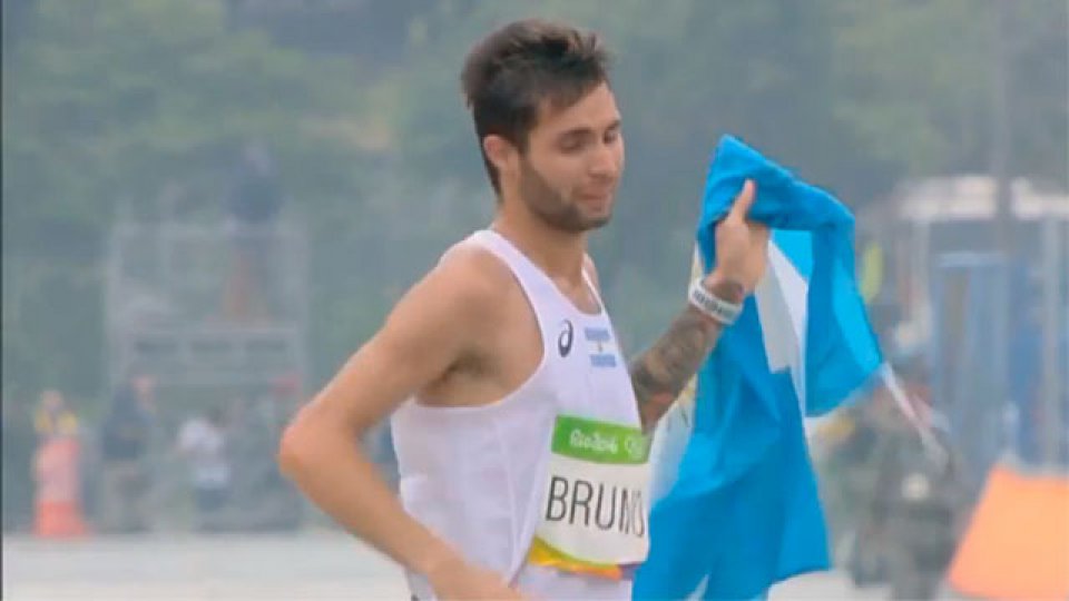 Federico Bruno llegó a la meta de costado tras siete kilómetros lesionado.