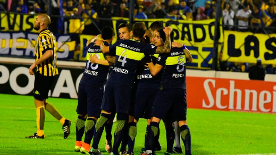 Boca sufrió, lo ganó con un discutido gol y está en octavos de final.