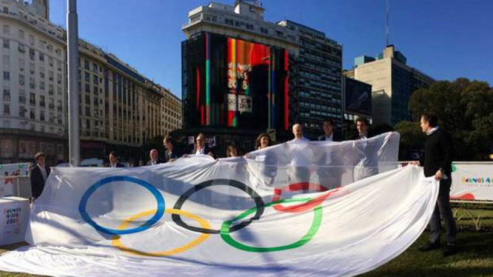 Lange, Carranza, Pareto y algunos de los Leones izaron la bandera olímpica.