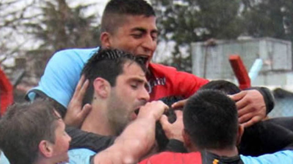 El Tricolor superó a Santamrina en un campo de juego maltratado por la lluvia.
