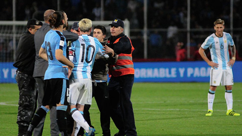 Dos hinchas se metieron a abrazar a Lionel Messi.