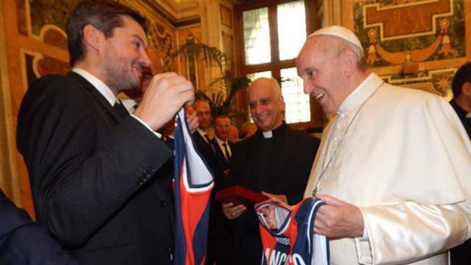 Francisco recibe la camiseta de básquet de San Lorenzo por parte de Lammens.