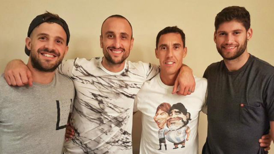 "Lindo reencuentro. Invasión argentina en Texas", publicó Manu en Twitter. "Lindo reencuentro. Invasión argentina en Texas", publicó Manu en Twitter.