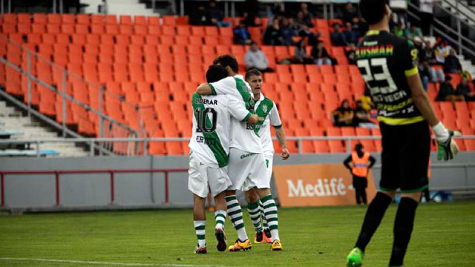 Banfield ganó sus primeros tres puntos ante a Aldosivi. Banfield ganó sus primeros tres puntos ante a Aldosivi.