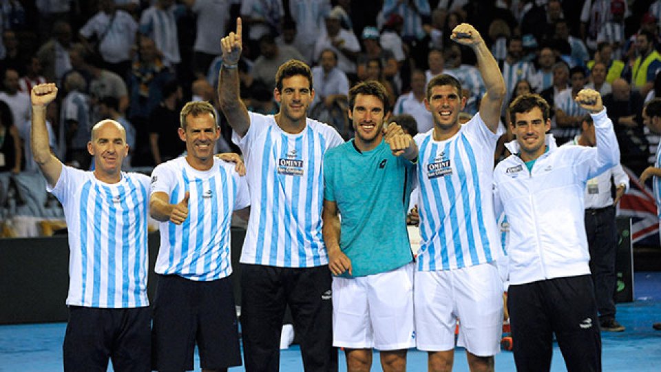 Mayer ganó el quinto punto y puso a la Argentina en la final.
