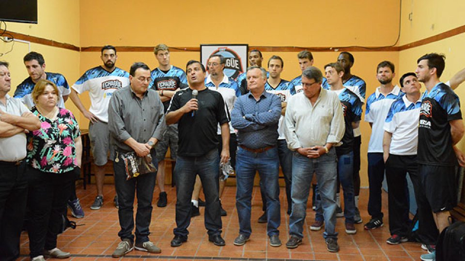 Echagüe presentó su plantel y la nueva indumentaria.