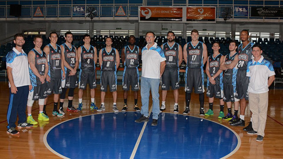 Echagüe presentó su plantel y la nueva indumentaria.