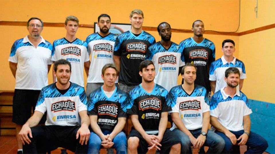 Echagüe presentó su plantel y la nueva indumentaria.